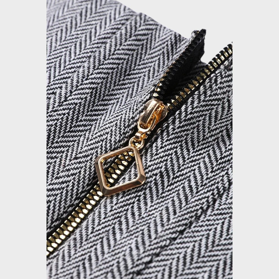 Каролина – Мощен Триделен Костюм