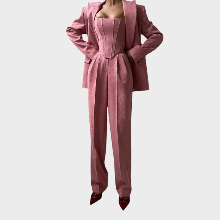 Каролина – Мощен Триделен Костюм