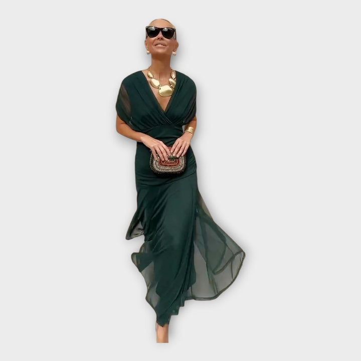 Въздушна Рокля с Впечатляващ Изрез