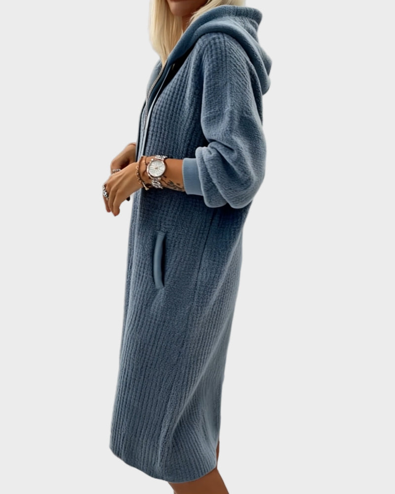 Ерика – Елегантна плетена рокля с качулка