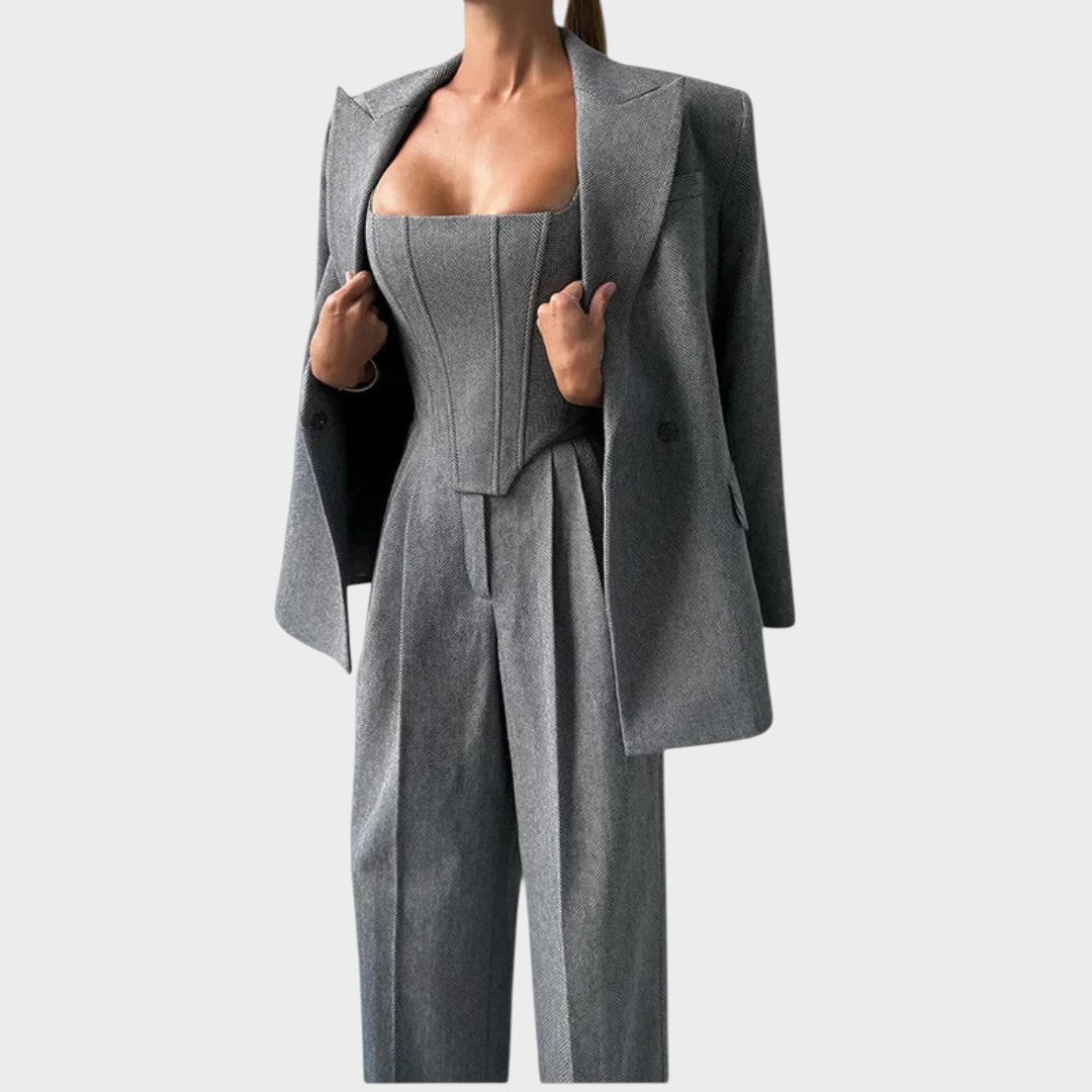 Каролина – Мощен Триделен Костюм