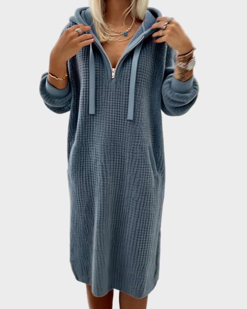 Ерика – Елегантна плетена рокля с качулка