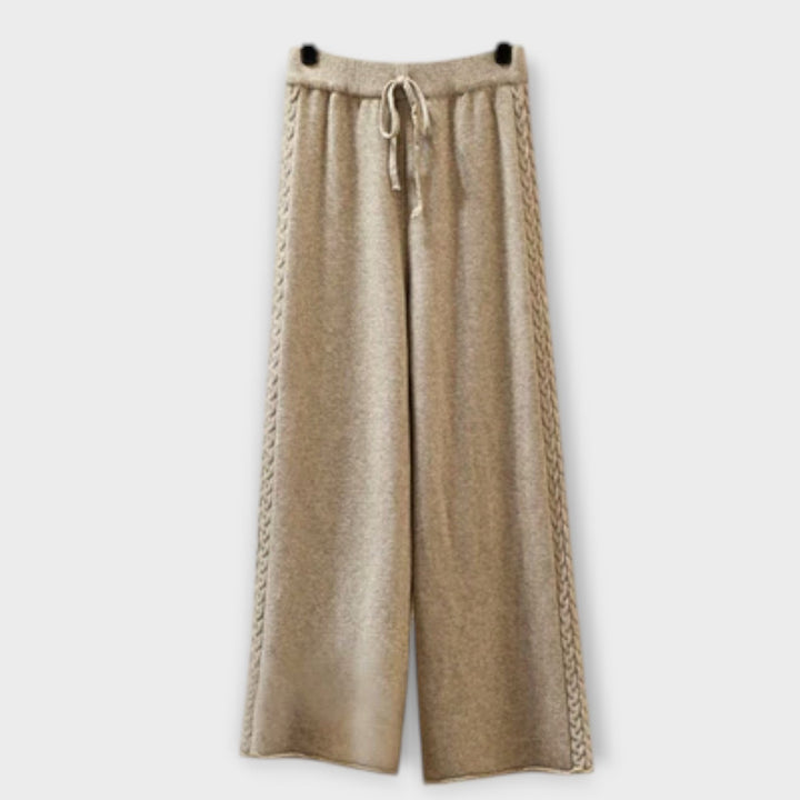 Лјерка – Елегантен комплект от плетиво